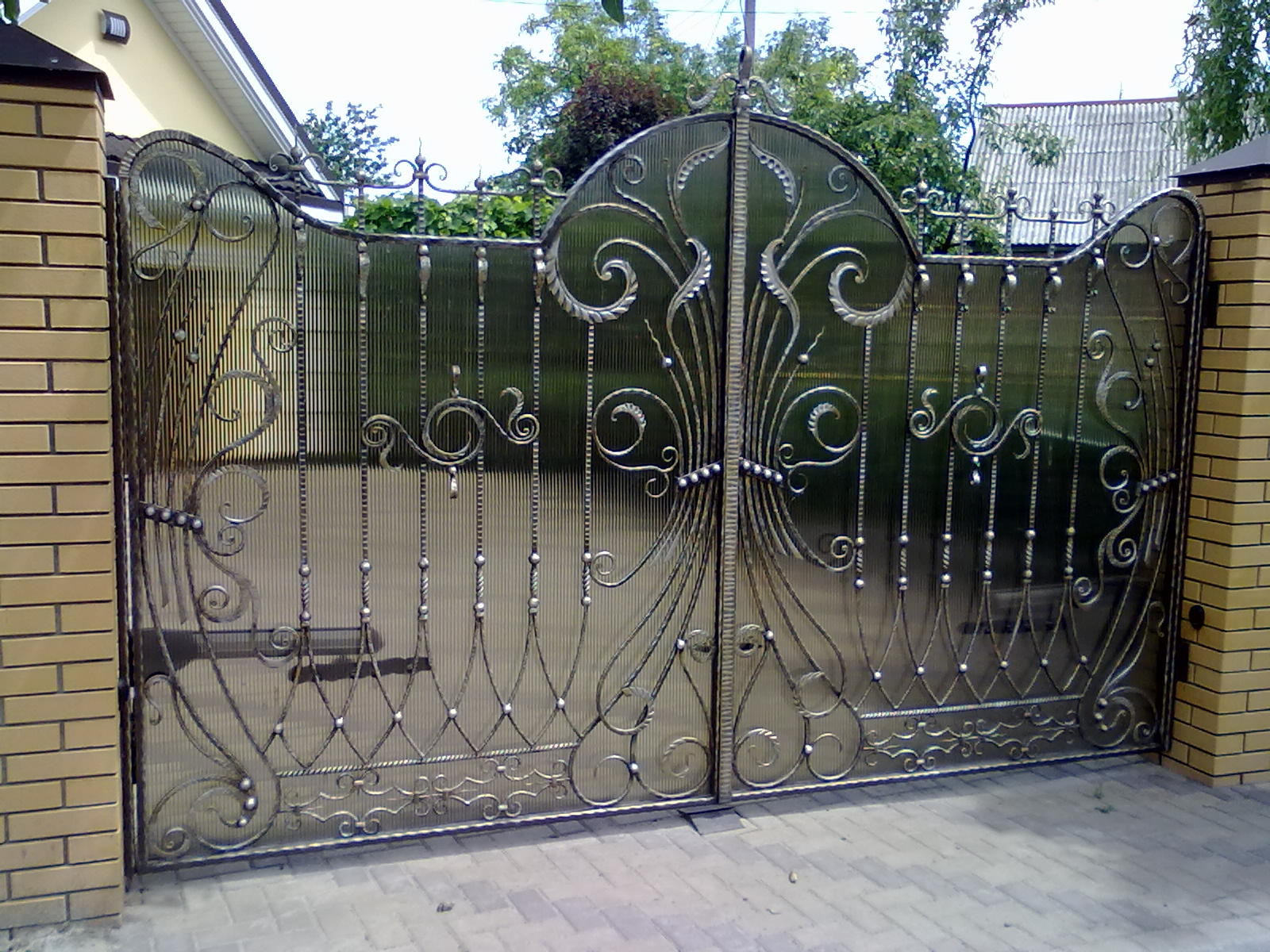 Кованые ворота с калиткой внутри ворот для частного дома цена